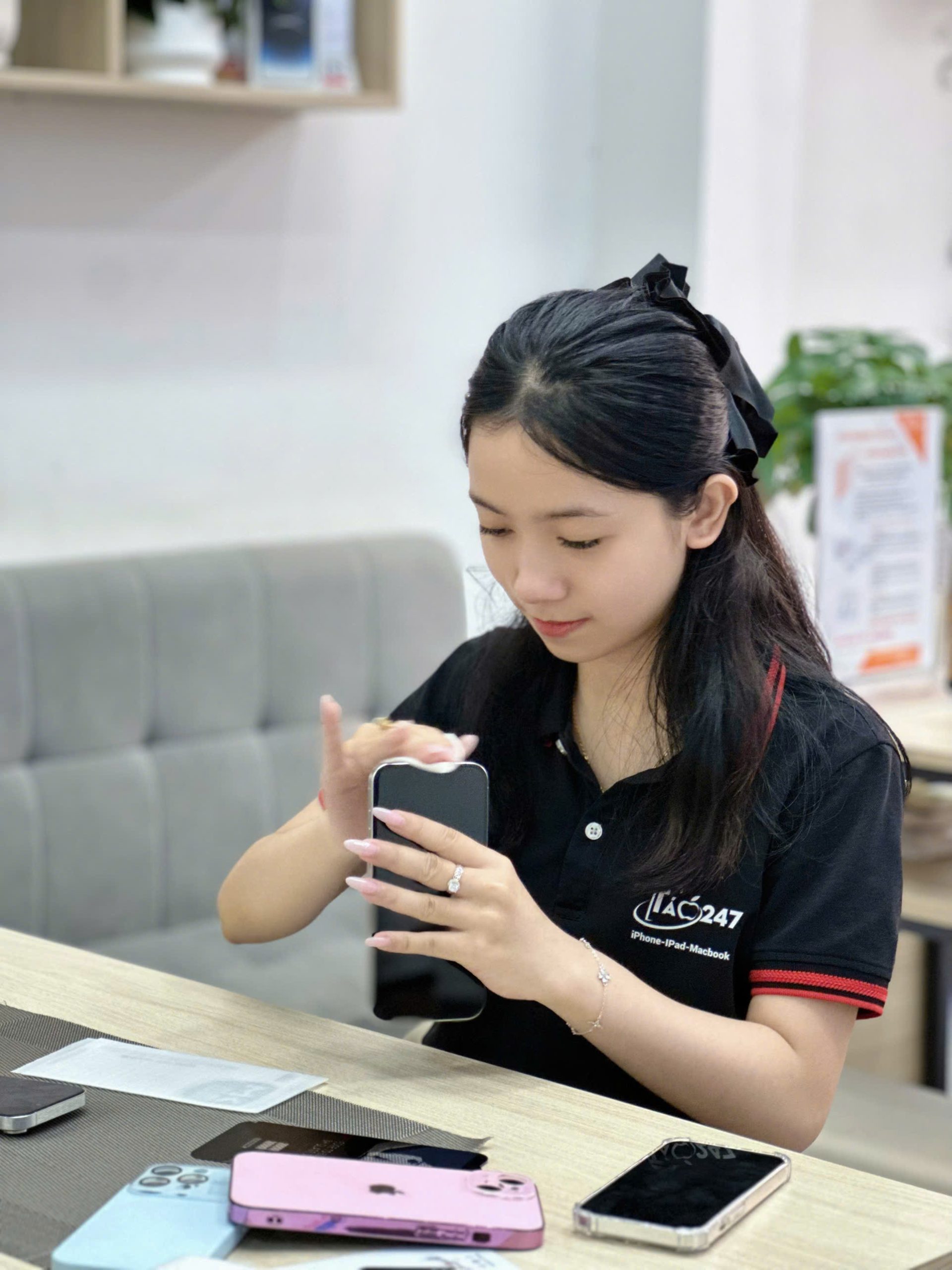 Nhân viên Táo 247 vệ sinh và kiểm tra iPhone cũ trước khi giao cho khách hàng tại Đà Nẵng