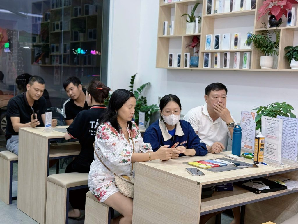 Khách hàng chờ tư vấn và mua iPhone cũ tại Táo 247 Đà Nẵng, cửa hàng luôn đông khách
