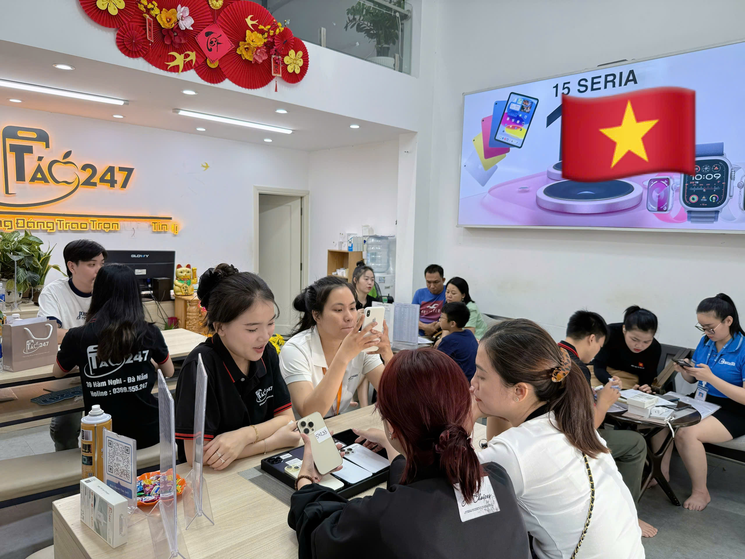 Khách hàng đông đúc tại cửa hàng Táo 247 mua iPhone cũ Đà Nẵng chính hãng