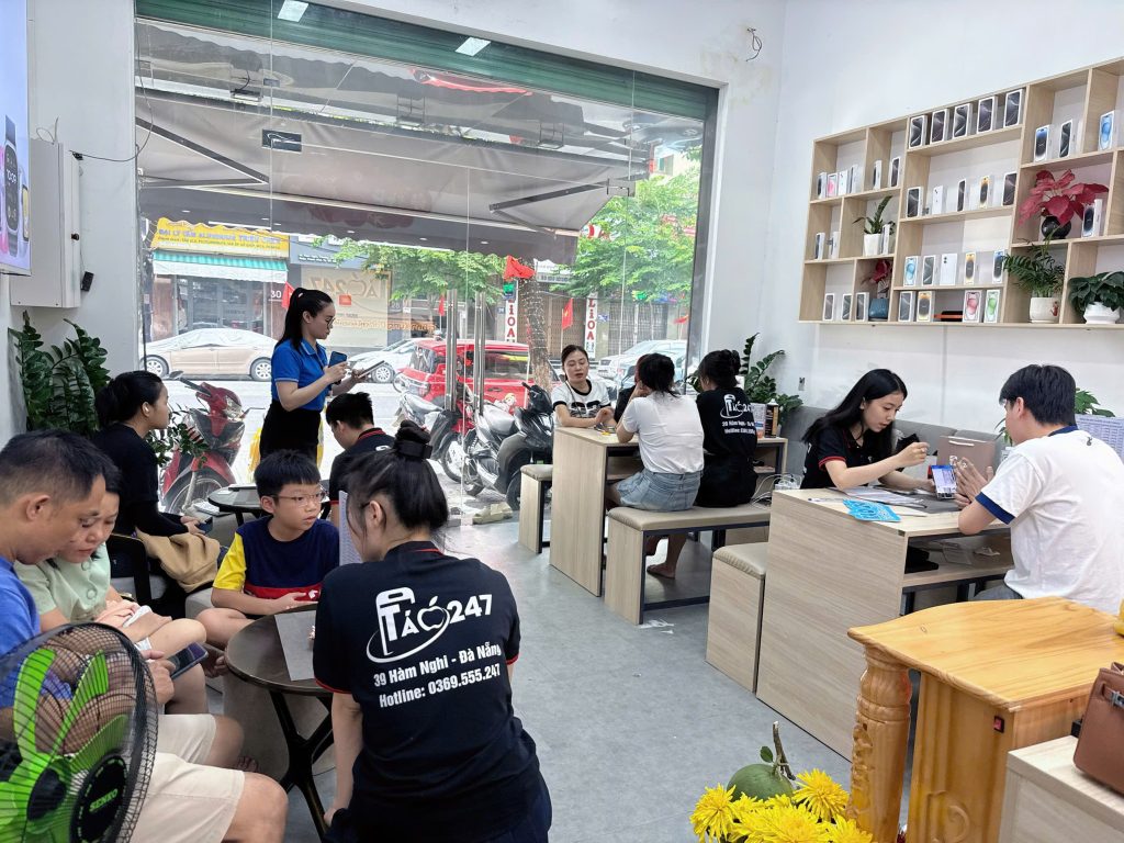 Khách hàng đông kín tại cửa hàng iPhone cũ Táo 247 Đà Nẵng
