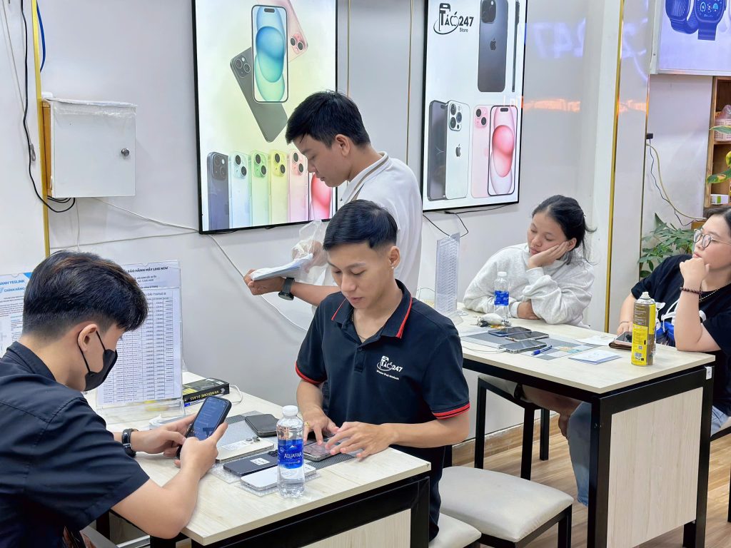 Khách hàng trải nghiệm và mua iPhone cũ đổi trả tại cửa hàng Táo 247 Đà Nẵng