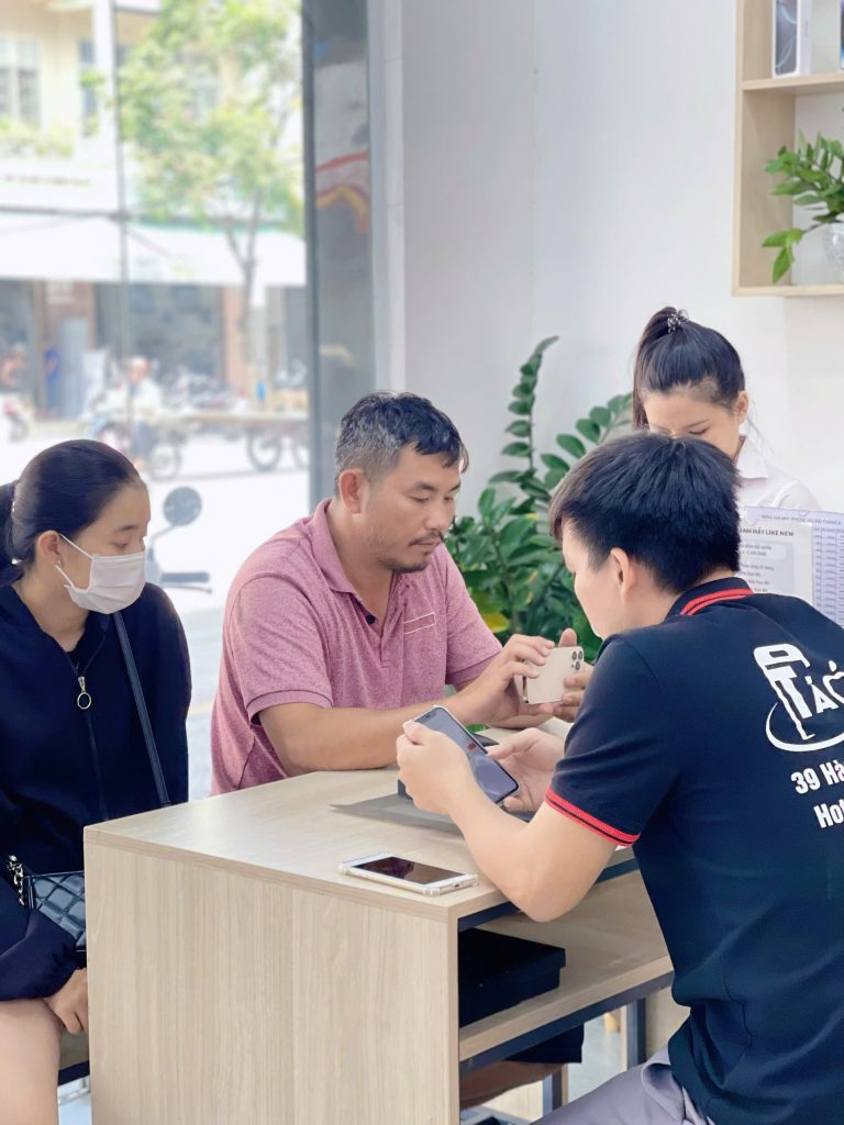 Khách hàng mua iPhone cũ dưới 10 triệu tại Táo 247 Đà Nẵng