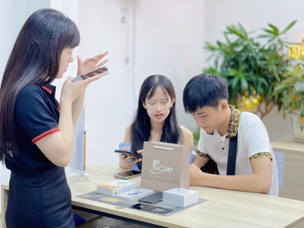 Khách hàng trải nghiệm iPhone cũ dưới 10 triệu tại cửa hàng Táo 247 Đà Nẵng