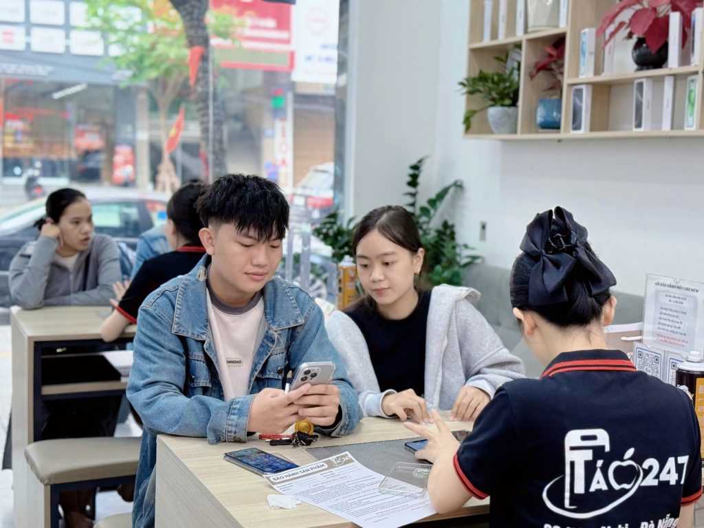 Khách hàng mua iPhone cũ dưới 5 triệu tại Táo 247 Đà Nẵng