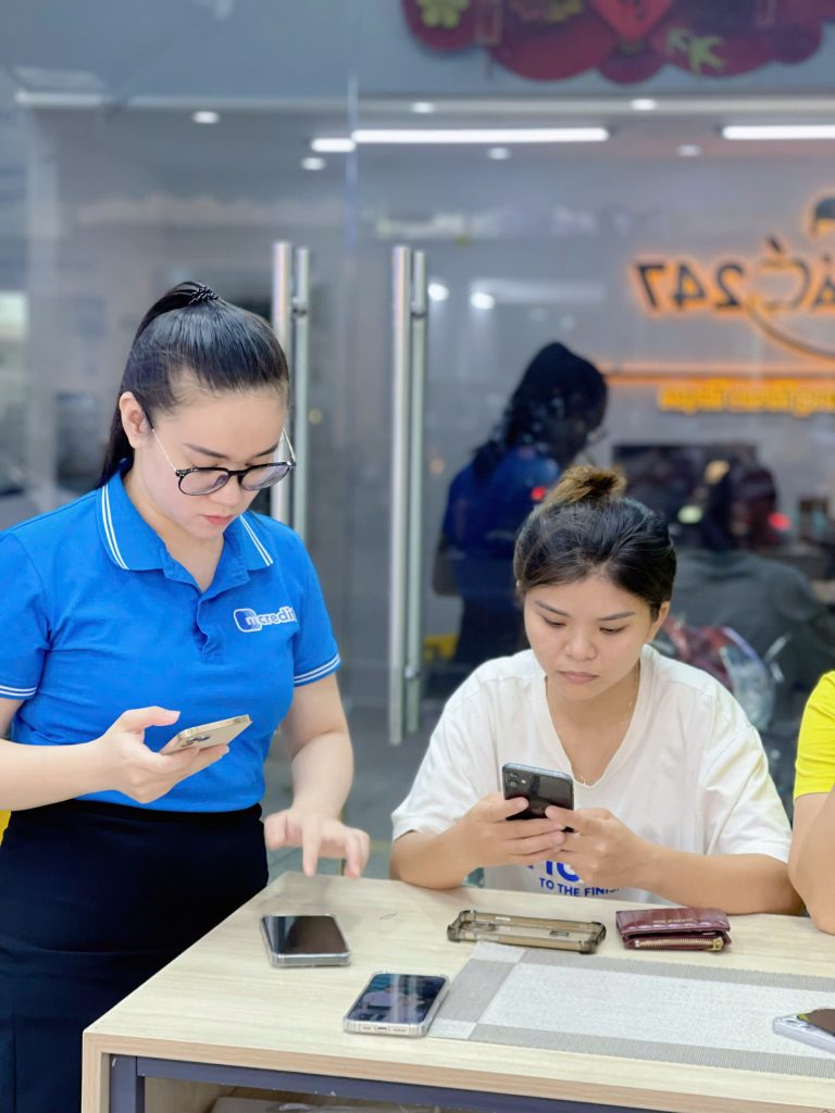 Khách hàng mua iPhone cũ Đà Nẵng giá rẻ tại Táo 247