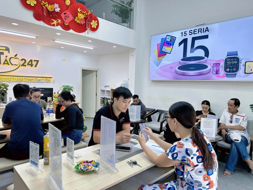 Khách hàng đông đúc tại cửa hàng Táo 247 Đà Nẵng khi mua iPhone cũ giá dưới 7 triệu
