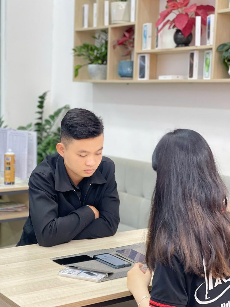 Khách hàng đang được tư vấn mua iPhone góp online tại Táo 247 Đà Nẵng