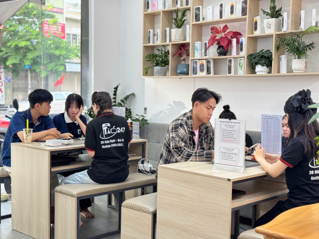 Khách hàng được tư vấn mua iPhone trả góp tại cửa hàng Táo 247 Đà Nẵng