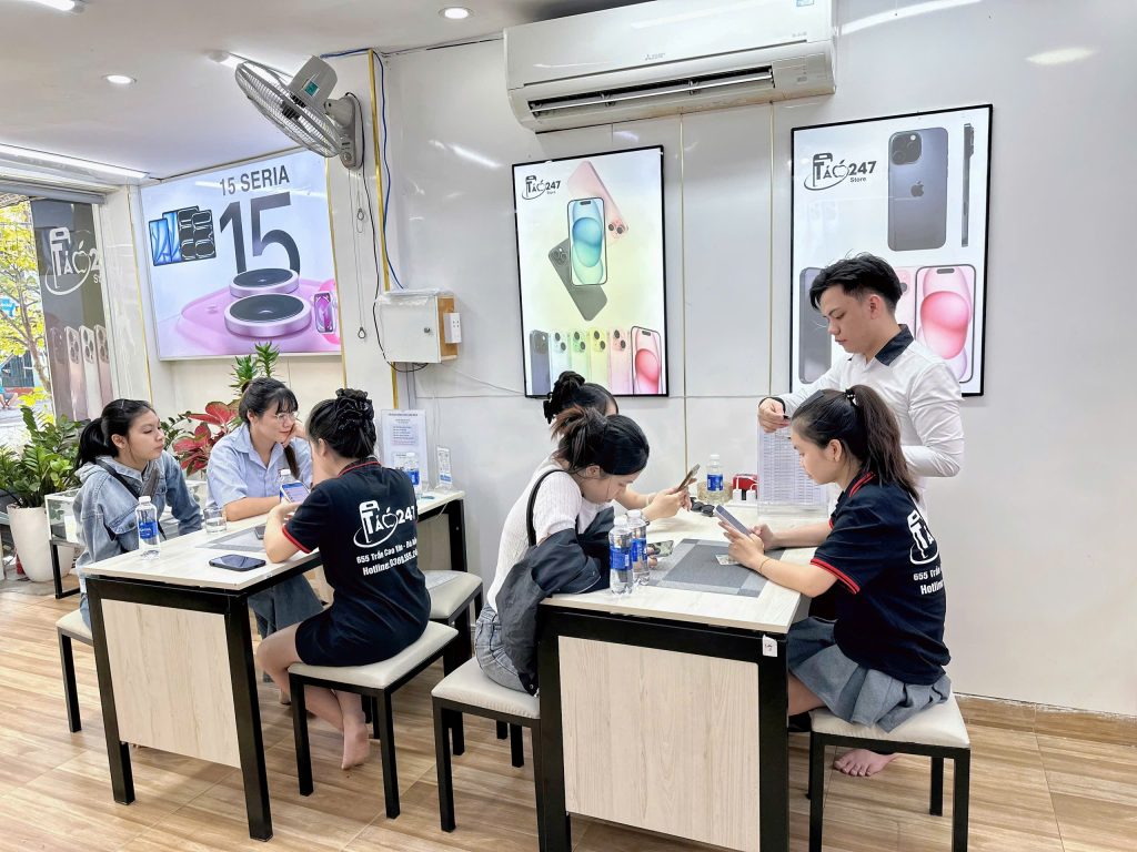 Khách hàng làm thủ tục mua iPhone góp qua thẻ tín dụng tại Táo 247 Đà Nẵng
