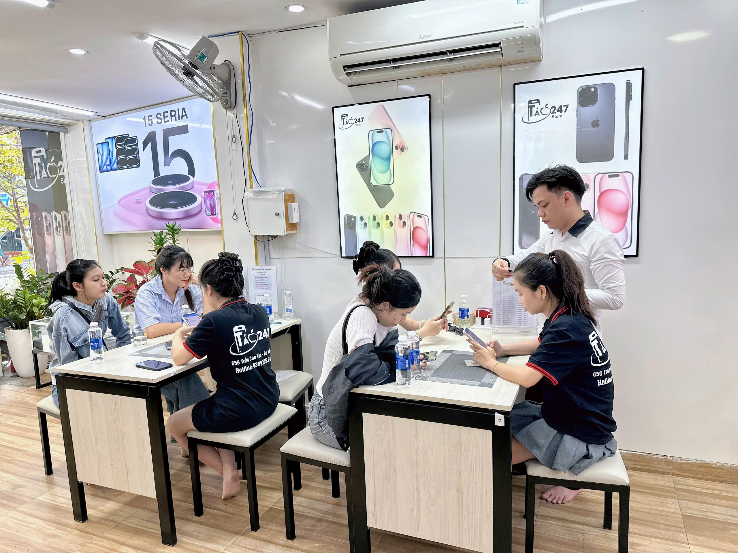 Khách hàng làm thủ tục mua iPhone góp qua thẻ tín dụng tại Táo 247 Đà Nẵng