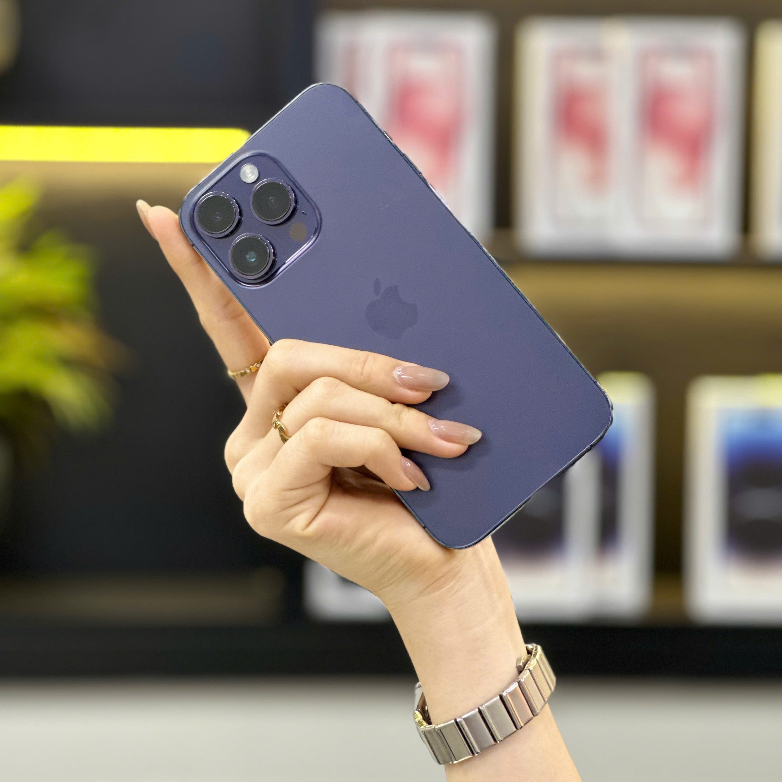 iPhone 14 Pro Max màu tím trên tay khách hàng tại Táo 247 Đà Nẵng