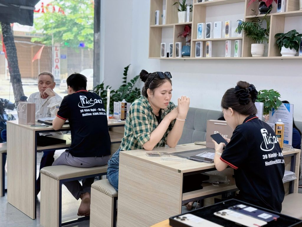 Khách hàng được tư vấn mua iPhone cũ tại cửa hàng Táo 247 Đà Nẵng