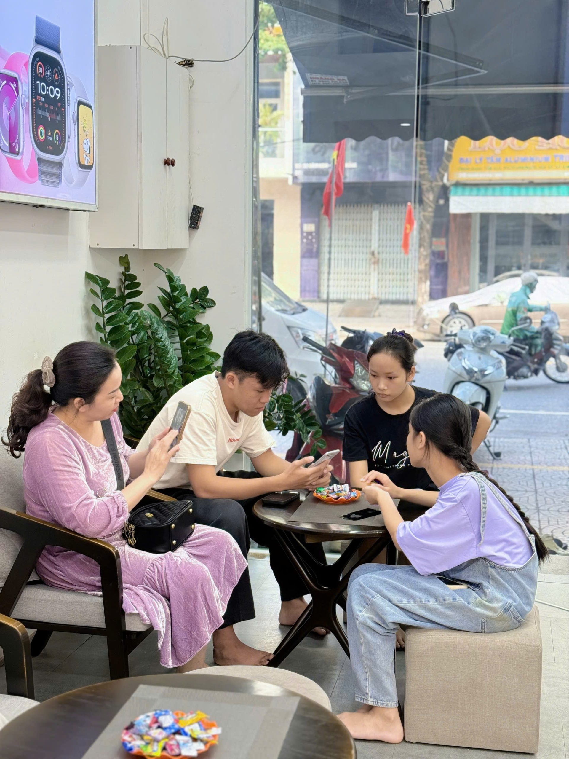 Khách hàng trải nghiệm iPhone cũ xách tay tại khu vực tiếp khách của Táo 247 Đà Nẵng