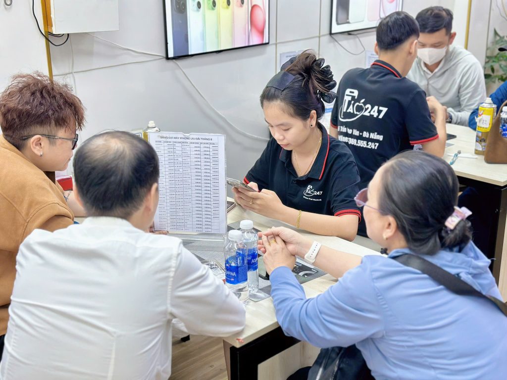 Nhân viên Táo 247 tư vấn mua iPhone cũ Like New 99% cho khách hàng tại Đà Nẵng