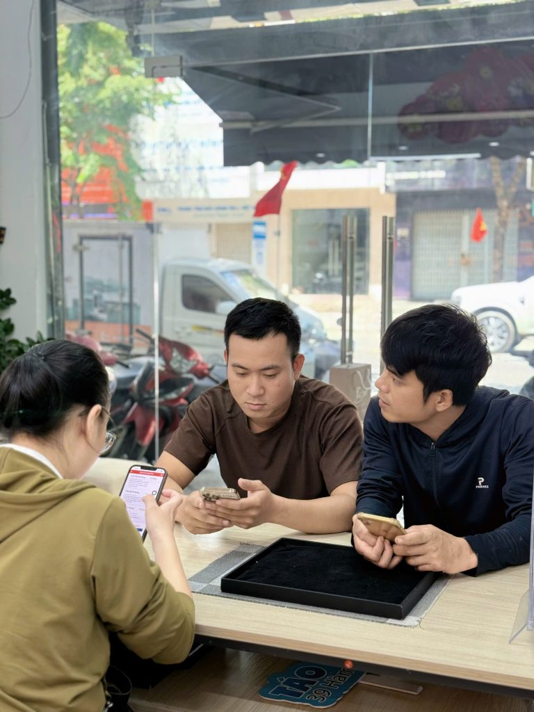 Khách hàng kiểm tra iPhone cũ trả góp 0% tại cửa hàng Táo 247 Đà Nẵng
