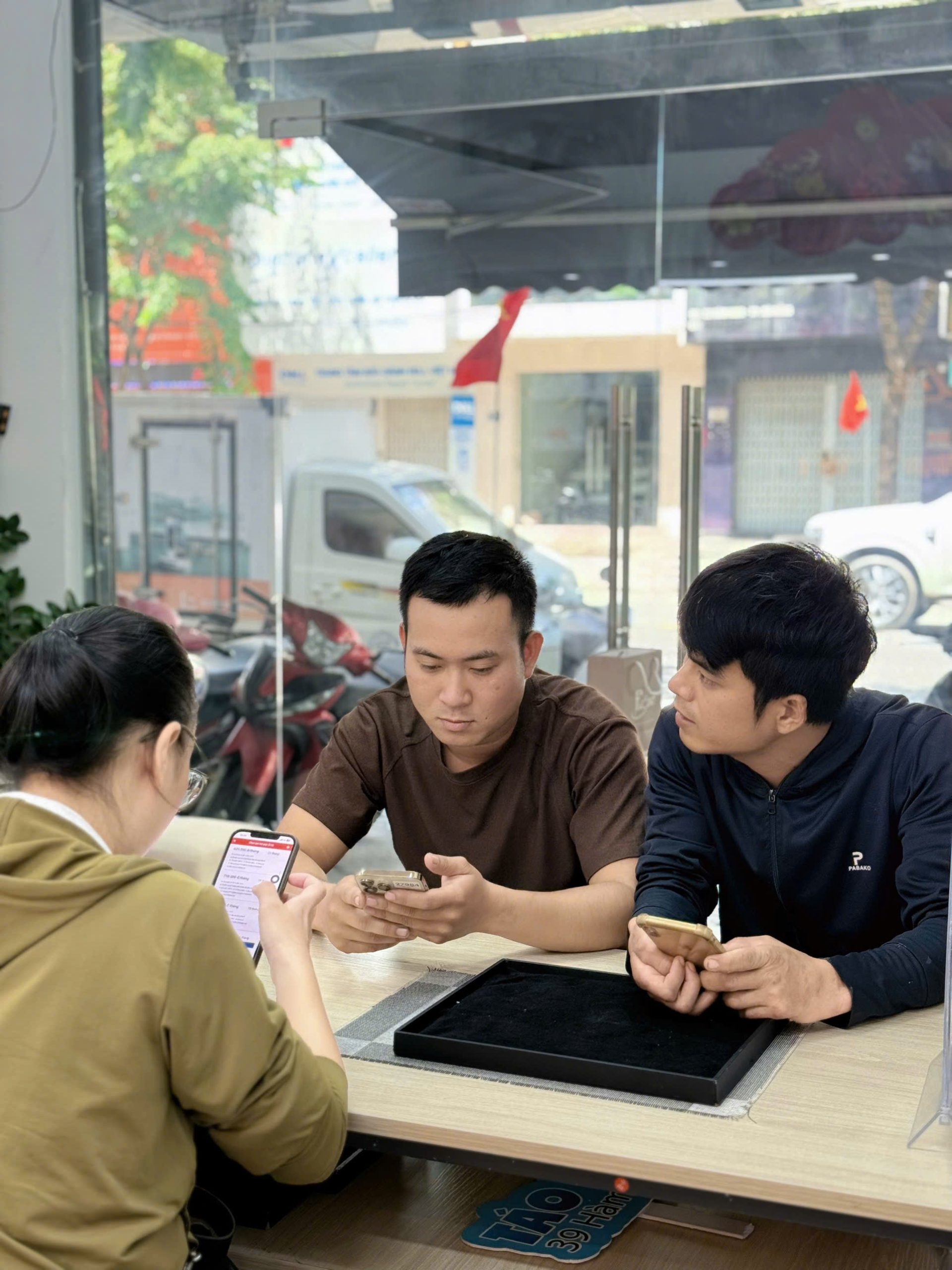 Khách hàng kiểm tra iPhone cũ trả góp 0% tại cửa hàng Táo 247 Đà Nẵng