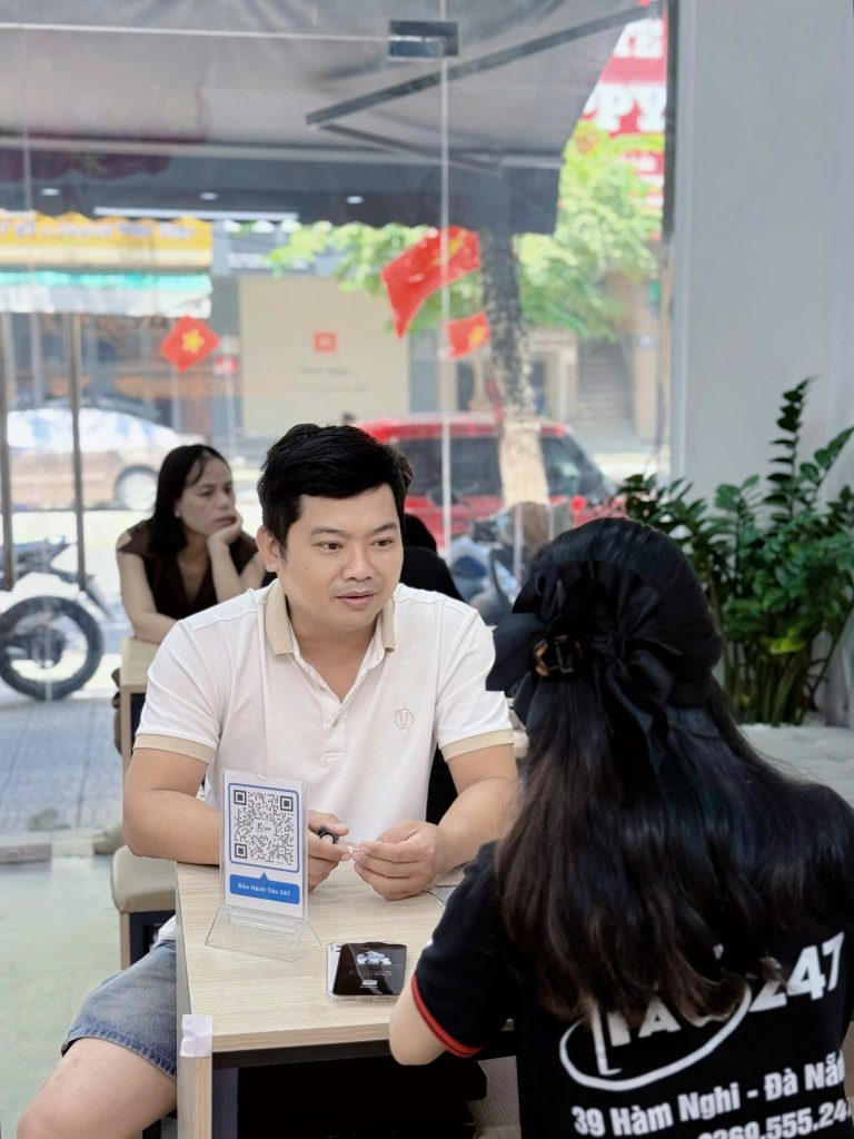 Khách hàng đang được tư vấn mua iPhone cũ trả góp 0% tại cửa hàng Táo 247 Đà Nẵng