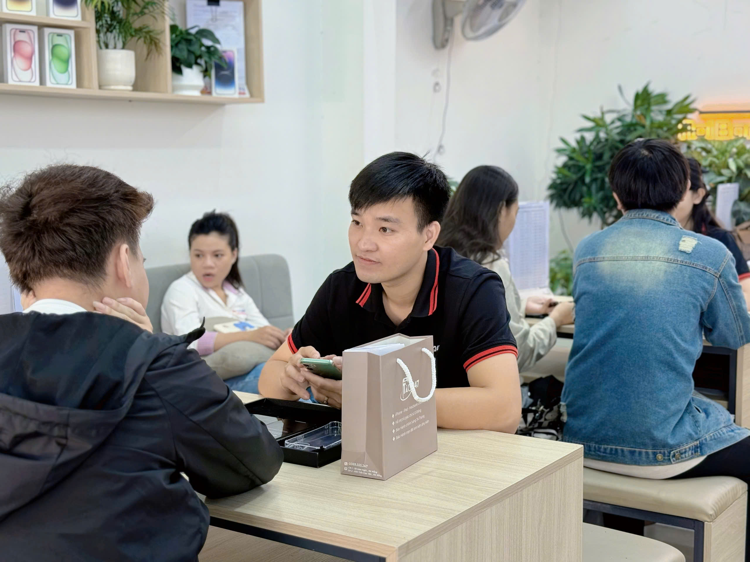 Không khí nhộn nhịp tại cửa hàng Táo 247 Đà Nẵng – nhân viên tư vấn iPhone cũ chuyên nghiệp, nhiệt tình