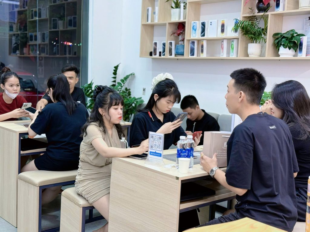Khách hàng đông đúc tại Táo 247 Đà Nẵng – Địa chỉ mua iPhone cũ uy tín, chất lượng
