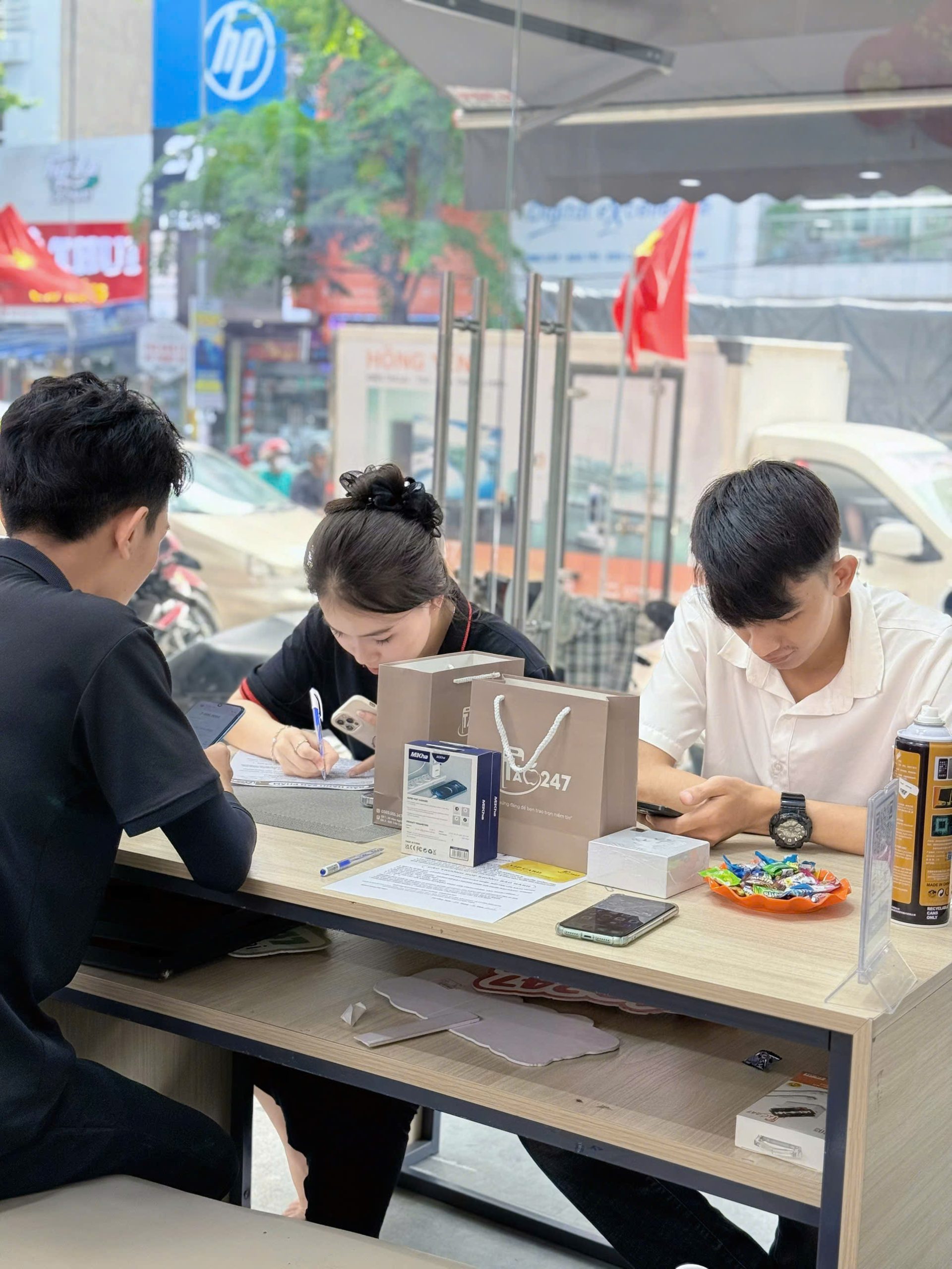 Khách hàng mua iPhone cũ chính hãng tại Táo 247 Đà Nẵng – Giao dịch minh bạch, bảo hành rõ ràng