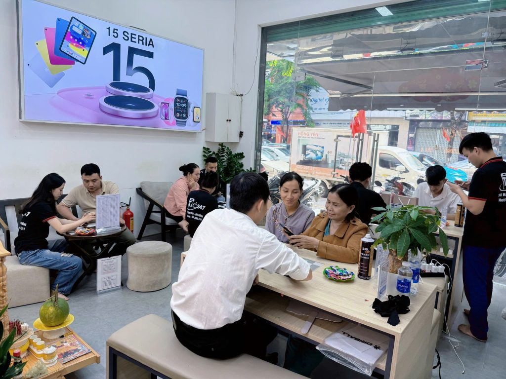 Khách hàng trải nghiệm và mua iPhone cũ tại cửa hàng Táo 247 Đà Nẵng
