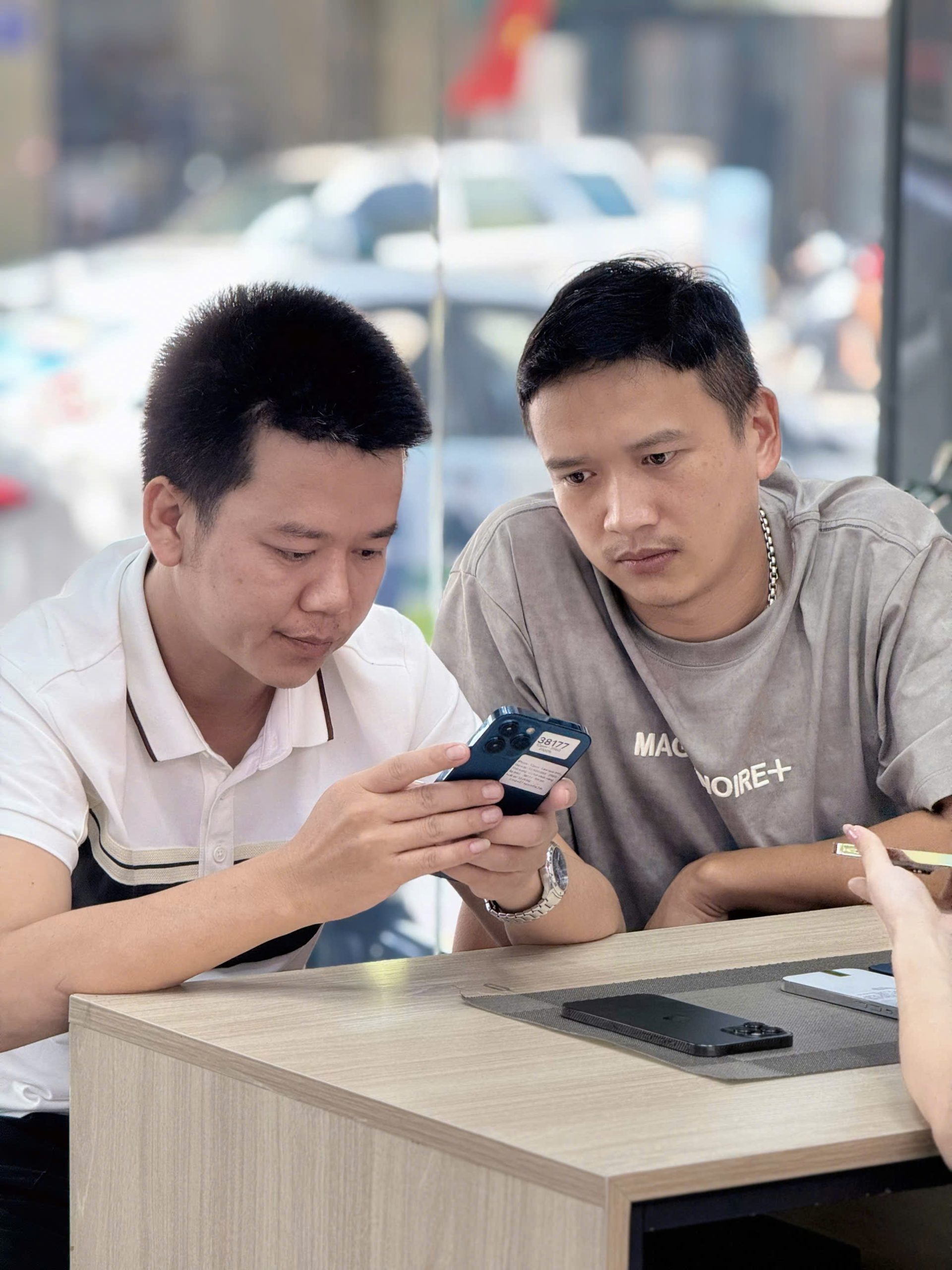 Tư vấn kiểm tra iPhone cũ trả góp tại Táo 247 Đà Nẵng