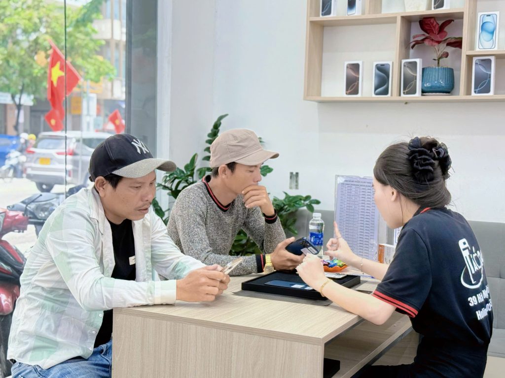 Nhân viên Táo 247 tư vấn khách hàng mua iPhone góp không lãi tại Đà Nẵng