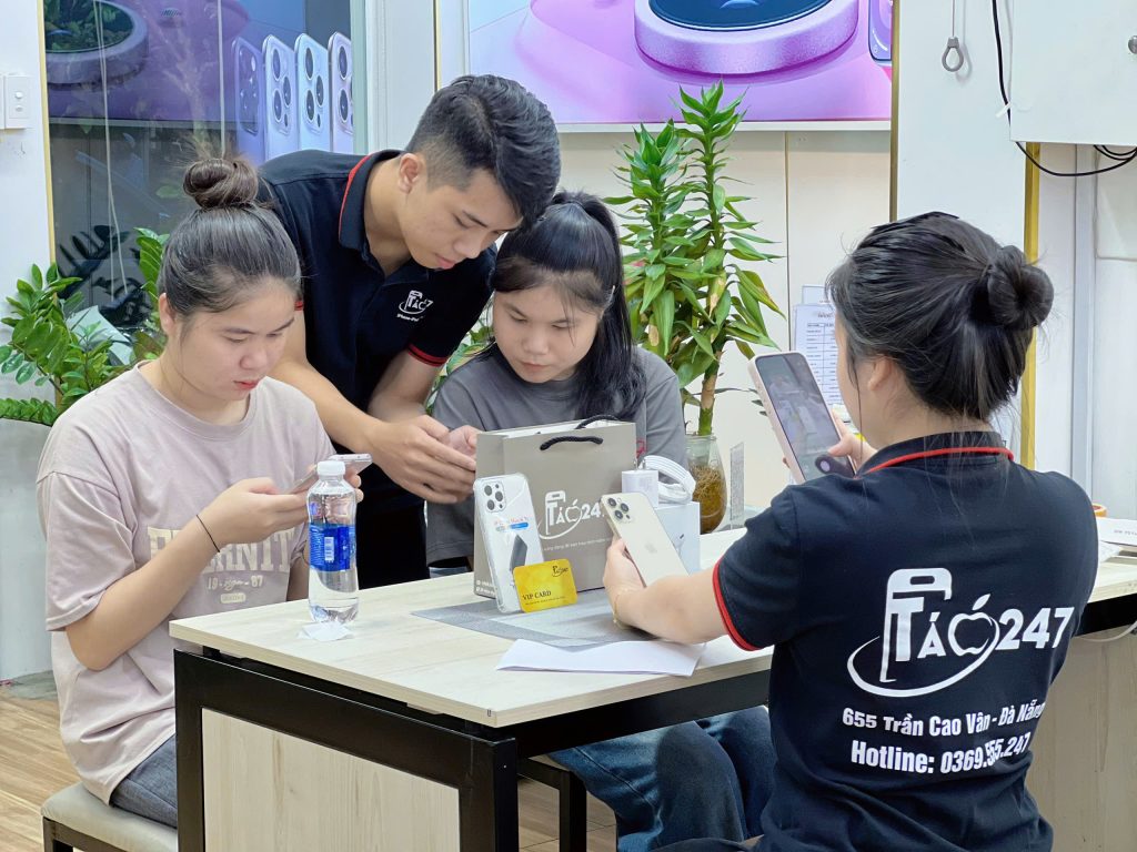 Nhân viên Táo 247 hỗ trợ khách hàng mua iPhone góp không lãi tại Đà Nẵng
