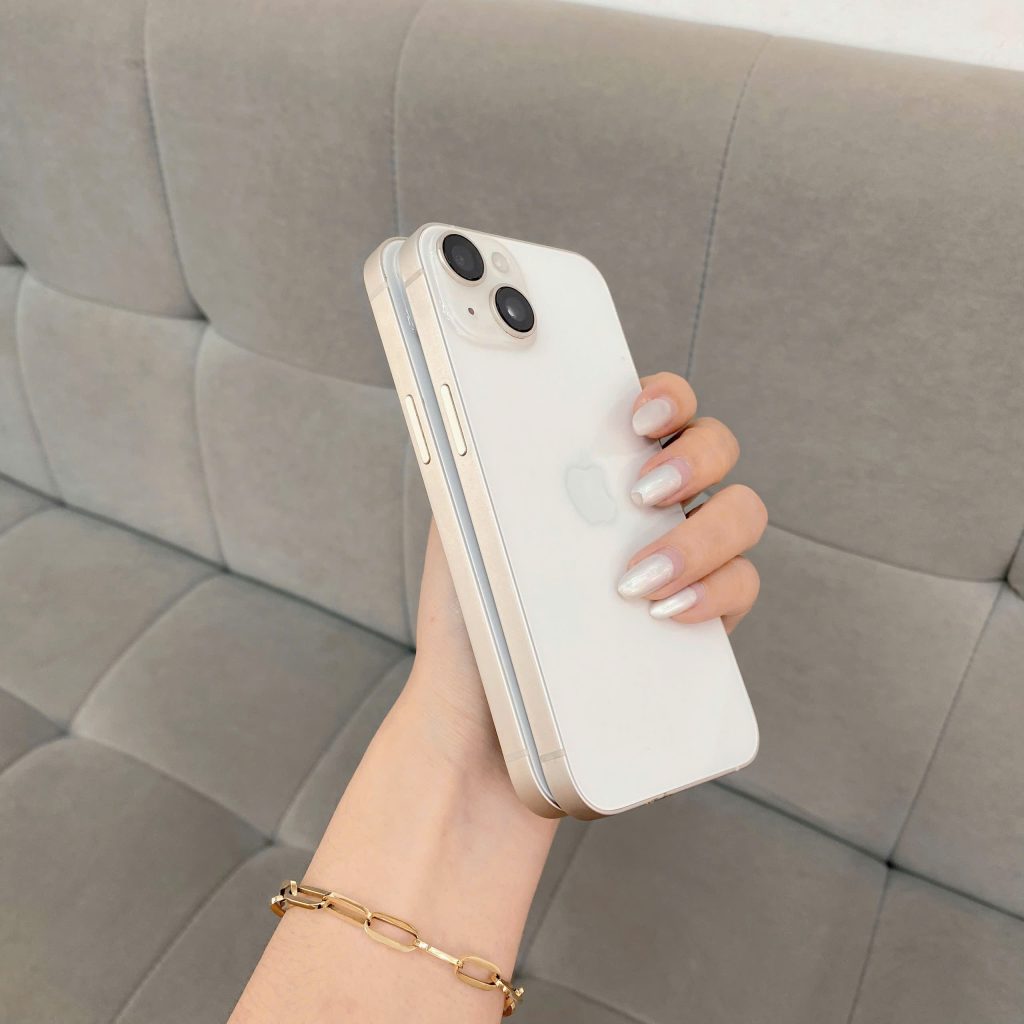 Khách hàng cầm trên tay iPhone cũ uy tín tại Đà Nẵng – Hình ảnh thực tế tại cửa hàng Táo 247