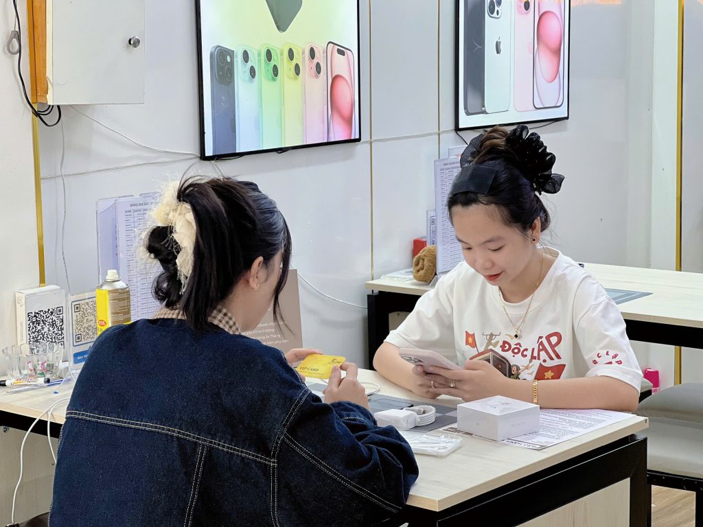 Khách hàng được tư vấn mua iPhone cũ VN/A tại Táo 247 Đà Nẵng
