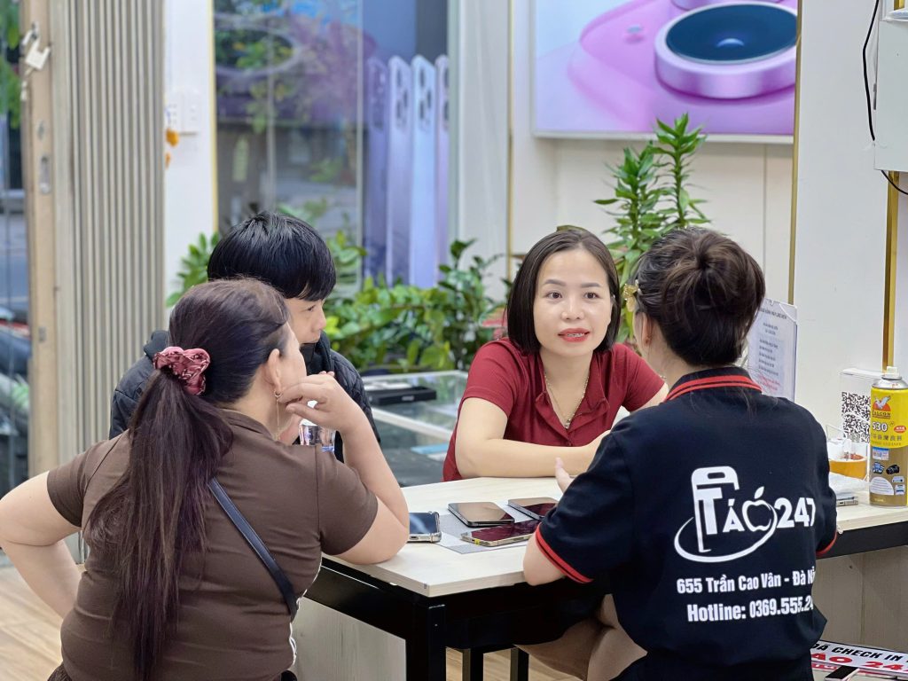 Nhân viên Táo 247 Đà Nẵng tư vấn iPhone cũ cho khách hàng – Tận tâm, chuyên nghiệp, rõ ràng chính sách
