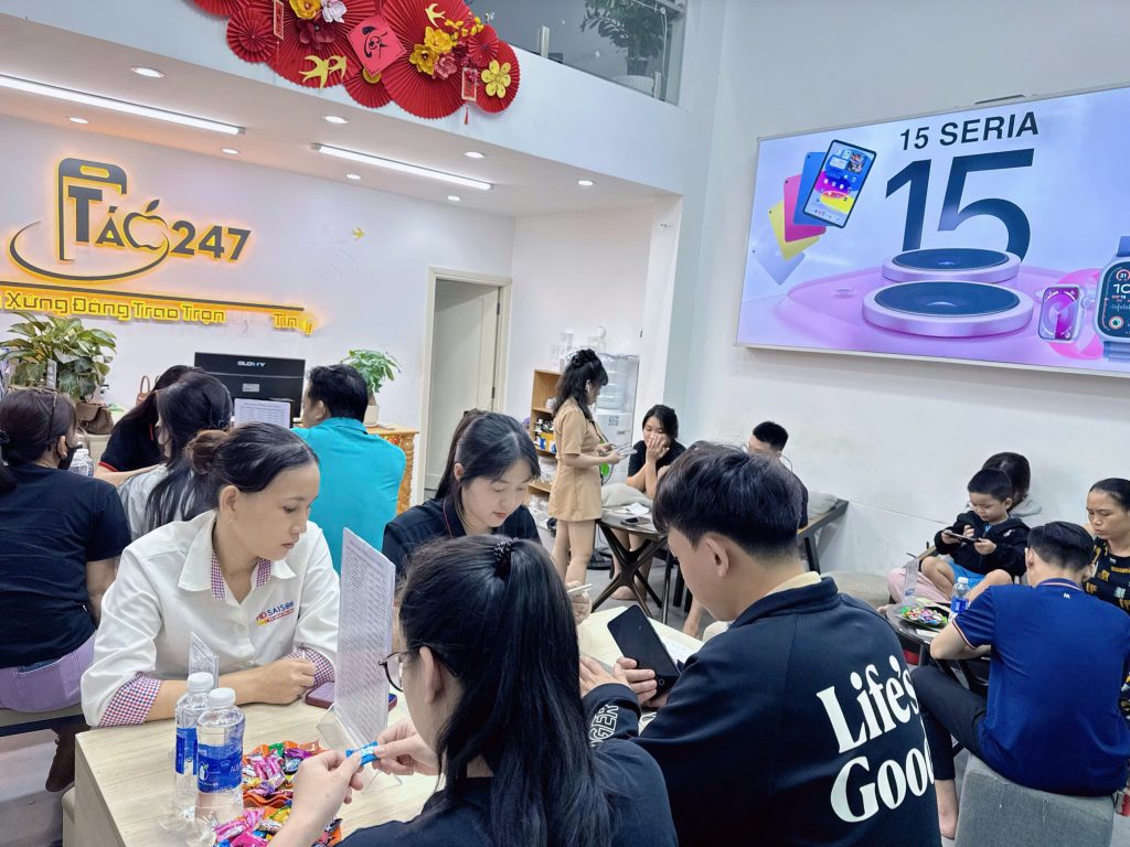 Cửa hàng iPhone cũ Táo 247 Đà Nẵng đông khách – Không gian hiện đại, dịch vụ chuyên nghiệp
