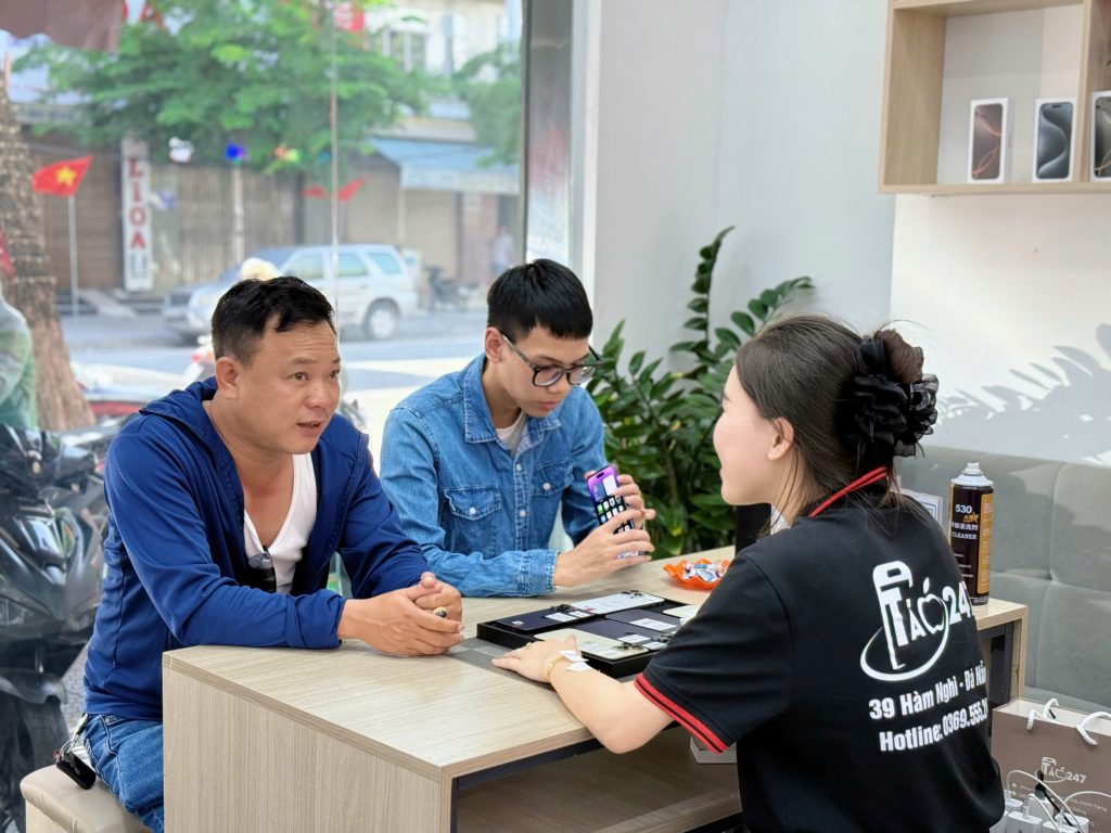 Khách hàng đang được tư vấn mua iPhone cũ trả góp uy tín tại Táo 247 Đà Nẵng