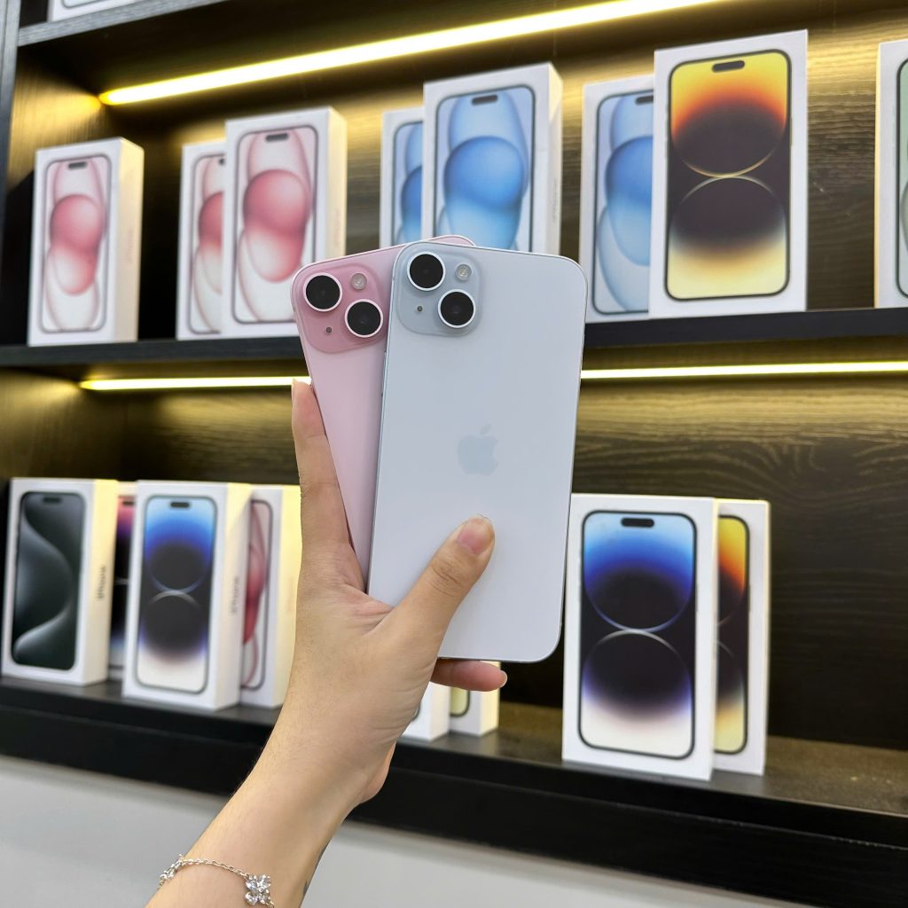 iPhone 15 màu hồng và trắng chính hãng trưng bày tại Táo 247 Đà Nẵng
