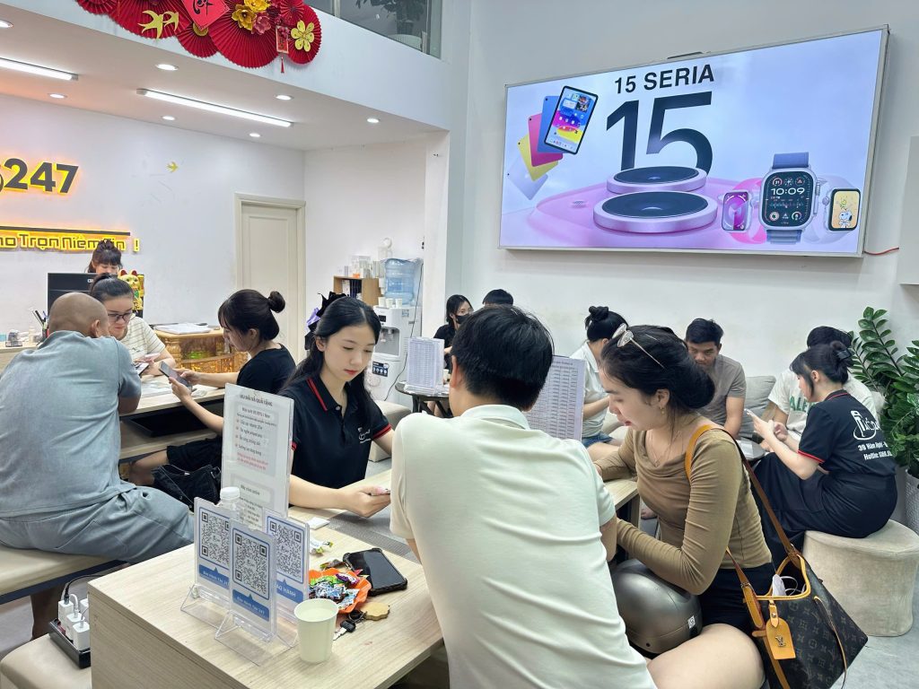 Khách hàng đông kín tại Táo 247 Đà Nẵng đang xem bảng giá iPhone cũ 2025 và được tư vấn mua máy iPhone 15 Series