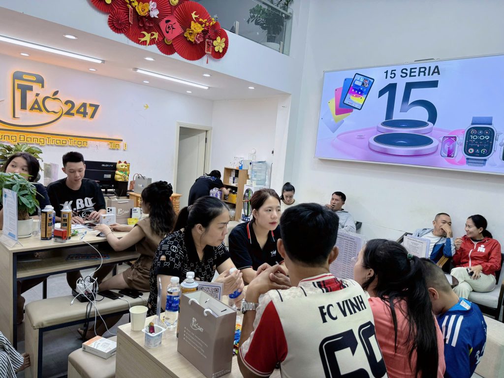 Cửa hàng Táo 247 Đà Nẵng đông khách mua iPhone cũ trả góp