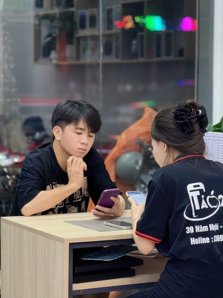 iphone-cu-uy-tin-da-nang-tao247 (23) Nhân viên Táo 247 tư vấn iPhone cũ cho khách hàng tại Đà Nẵng