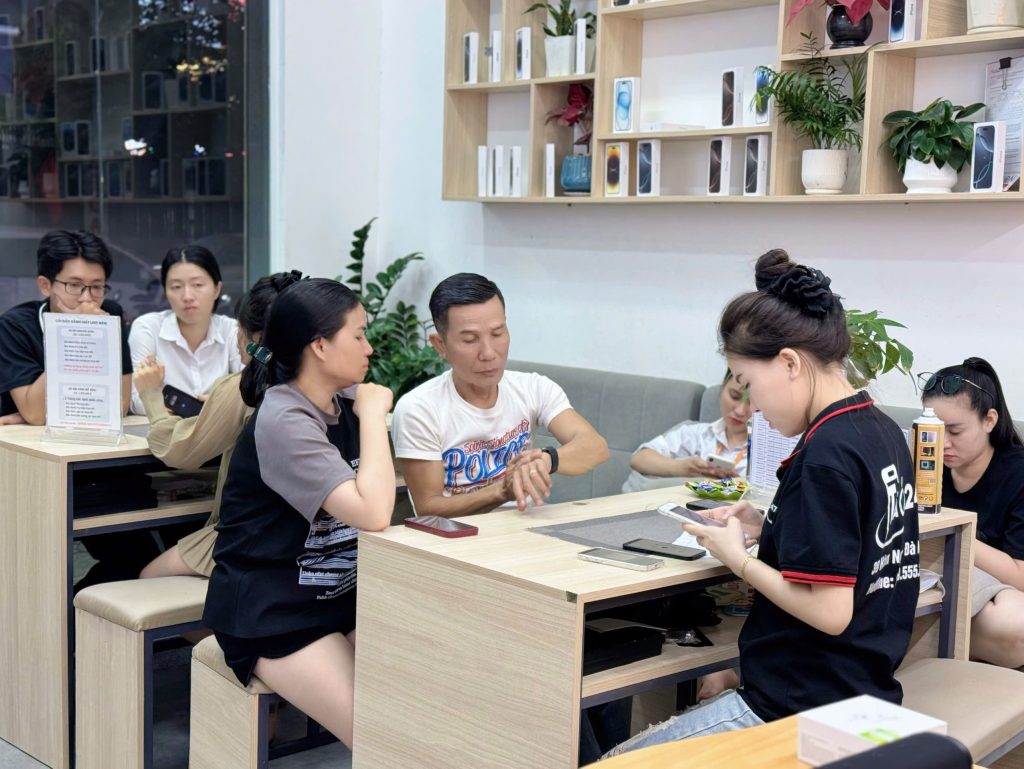 Khách hàng mua iPhone cũ uy tín tại Táo 247 Đà Nẵng - máy zin, giá rẻ, bảo hành dài hạn
