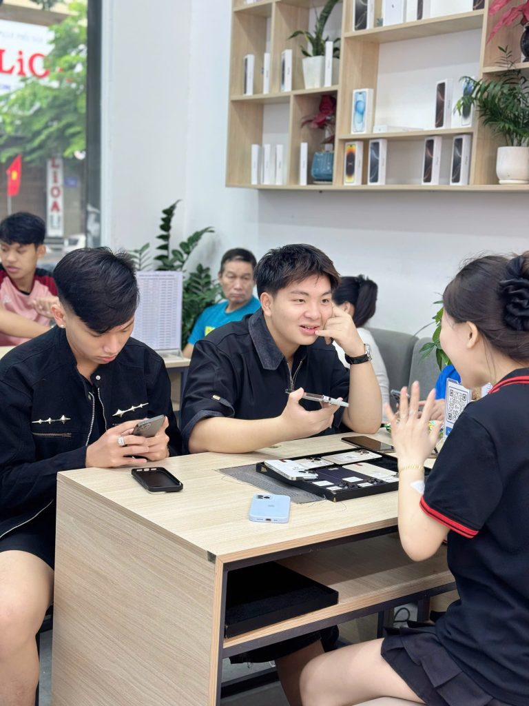 Khách hàng trải nghiệm iPhone cũ trả góp tại Táo 247 Đà Nẵng