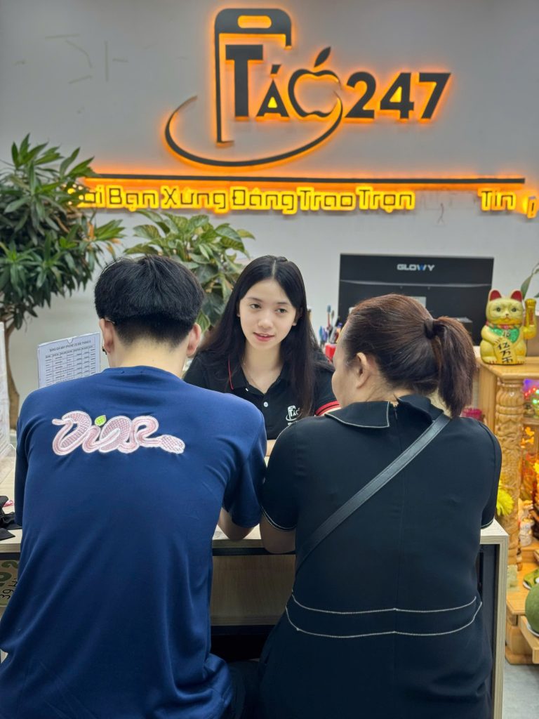 Khách hàng tư vấn mua iPhone cũ tại Táo 247 Đà Nẵng - shop iPhone uy tín, giá rẻ, bảo hành pin trọn đời
