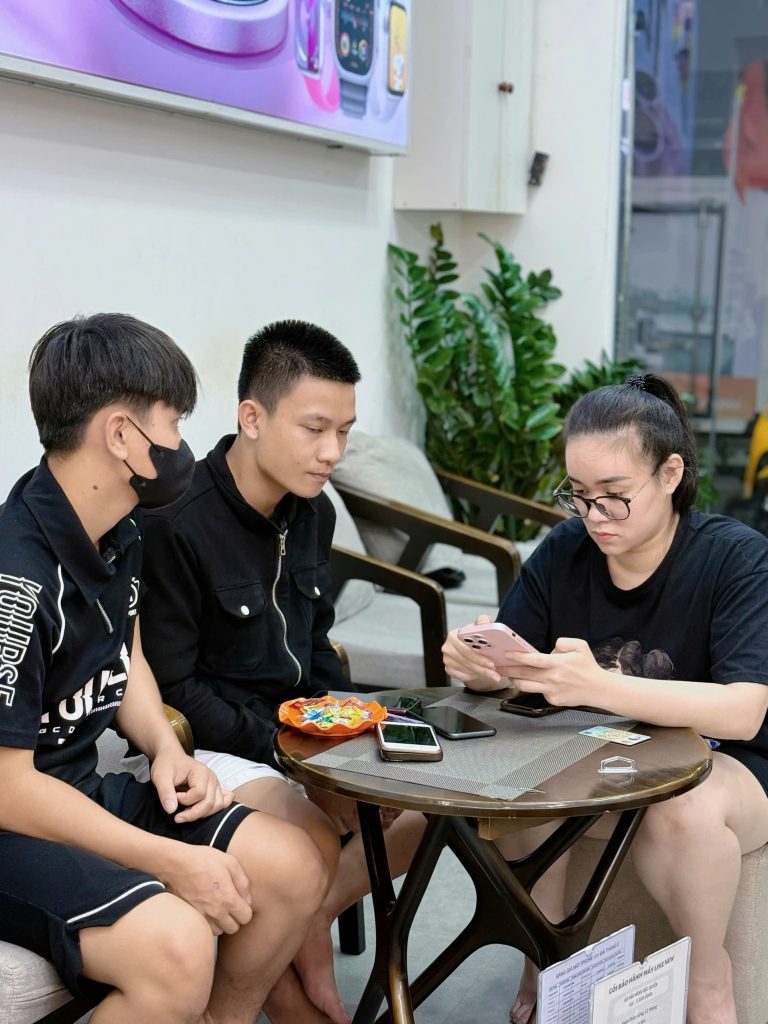 Khách hàng đang kiểm tra iPhone cũ tại cửa hàng Táo 247 Đà Nẵng
