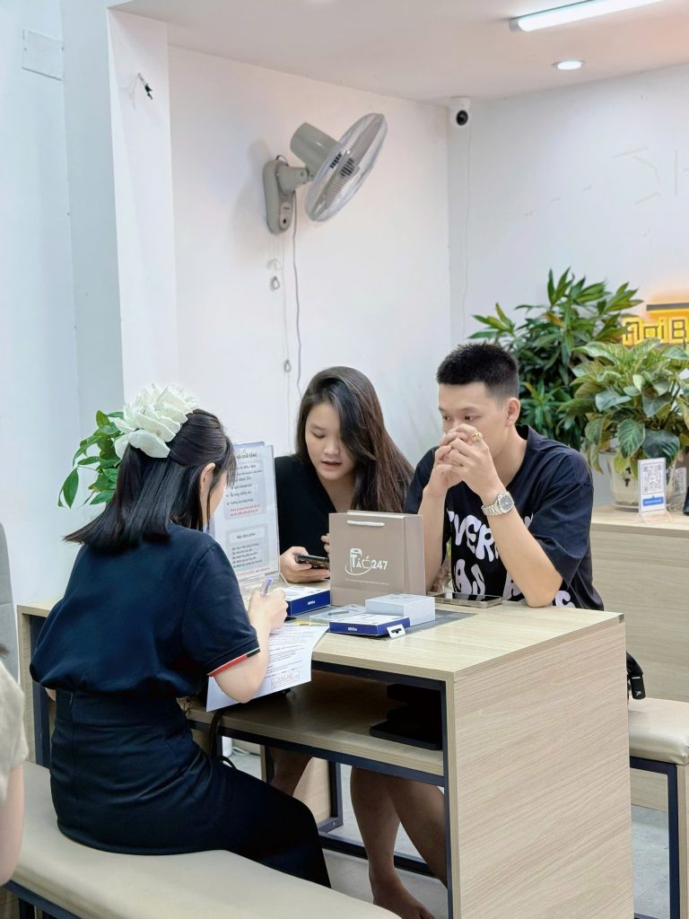 Khách hàng được tư vấn chính sách bảo hành iPhone cũ tại Táo 247 Đà Nẵng
