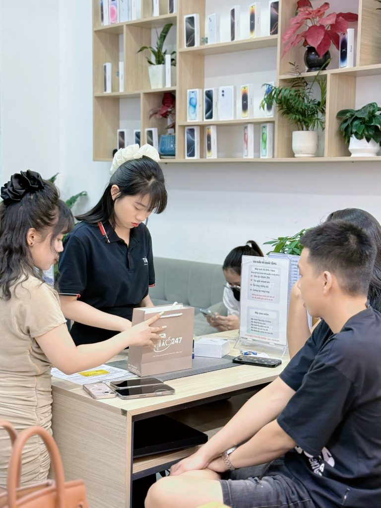 Khách hàng nhận tư vấn chính sách bảo hành iPhone cũ tại cửa hàng Táo 247 Đà Nẵng