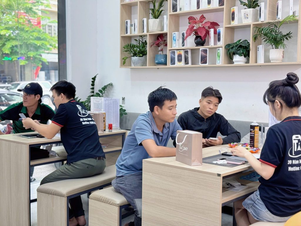 Khách hàng được tư vấn mua iPhone cũ trả góp tại cửa hàng Táo 247 cơ sở Hàm Nghi, Đà Nẵng
