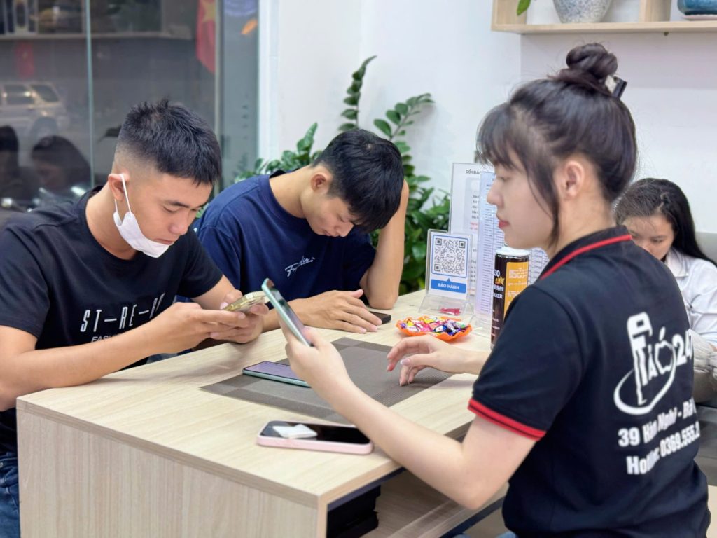 Khách hàng trải nghiệm và mua iPhone cũ tại cửa hàng Táo 247 Đà Nẵng