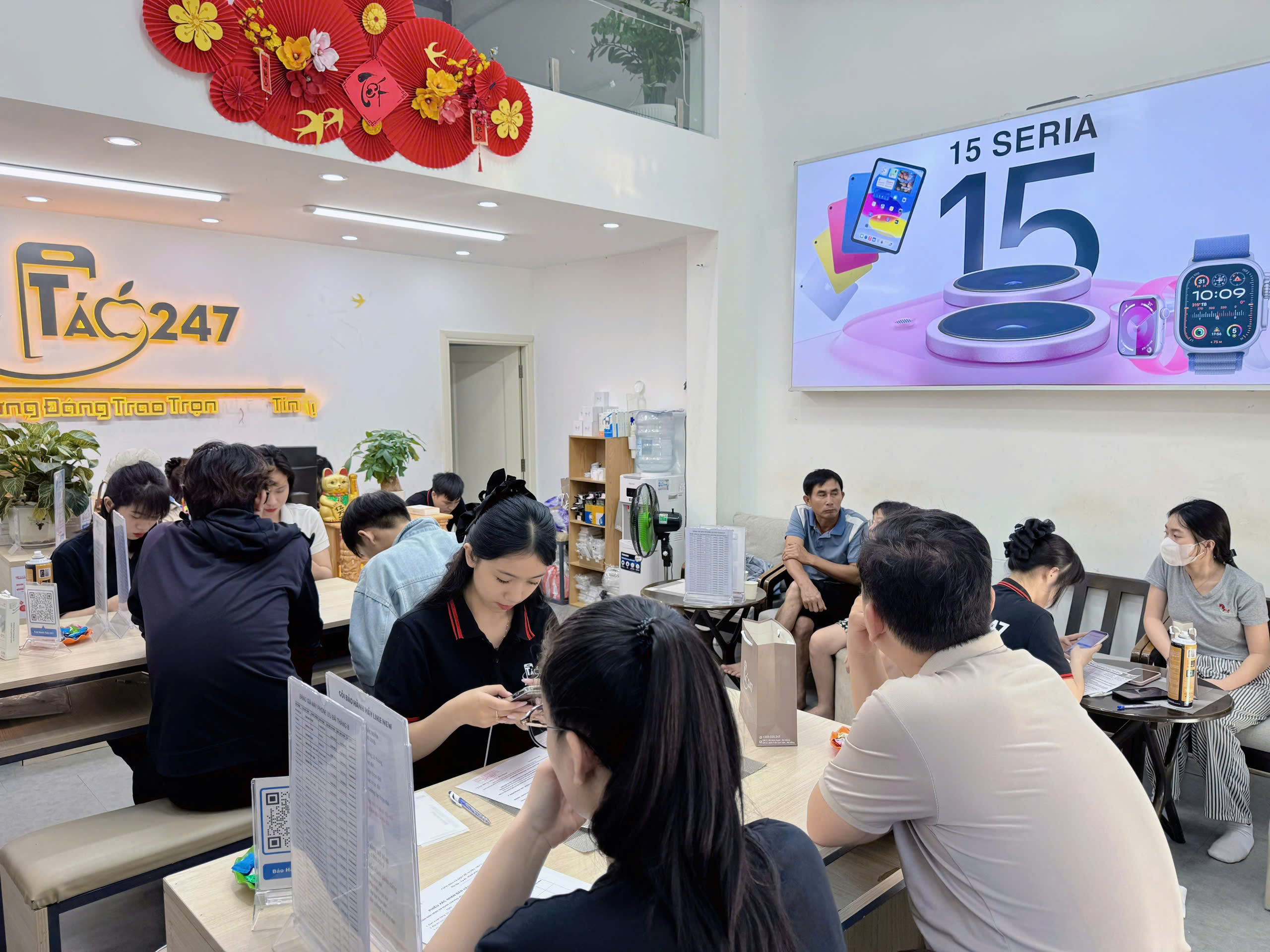 Không gian cửa hàng Táo 247 Đà Nẵng đông khách kiểm tra và mua iPhone cũ