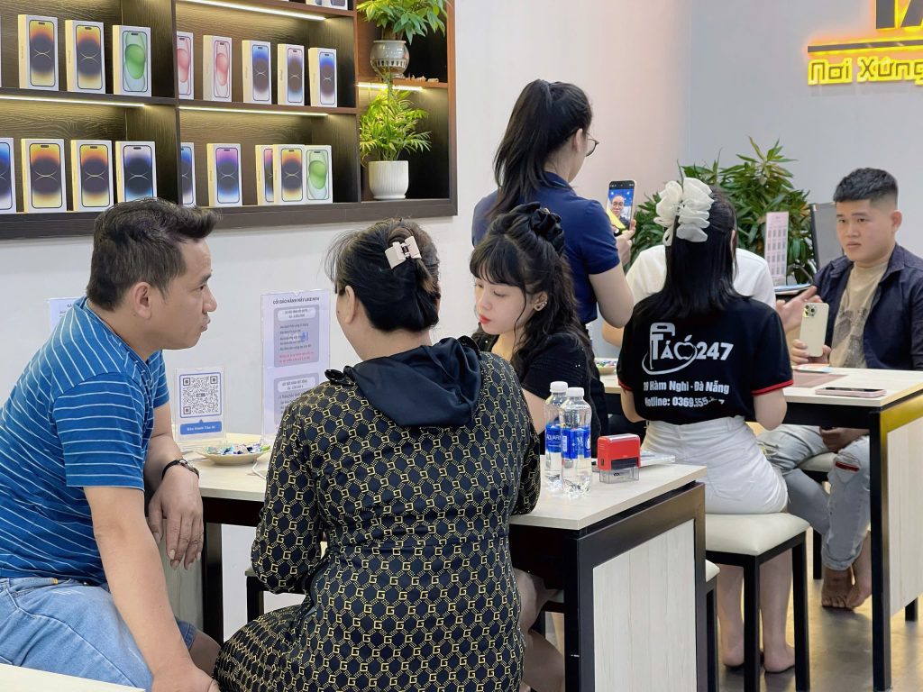 Khách hàng mua iPhone cũ tại Táo 247 Đà Nẵng – Cửa hàng uy tín, hỗ trợ tận tâm

