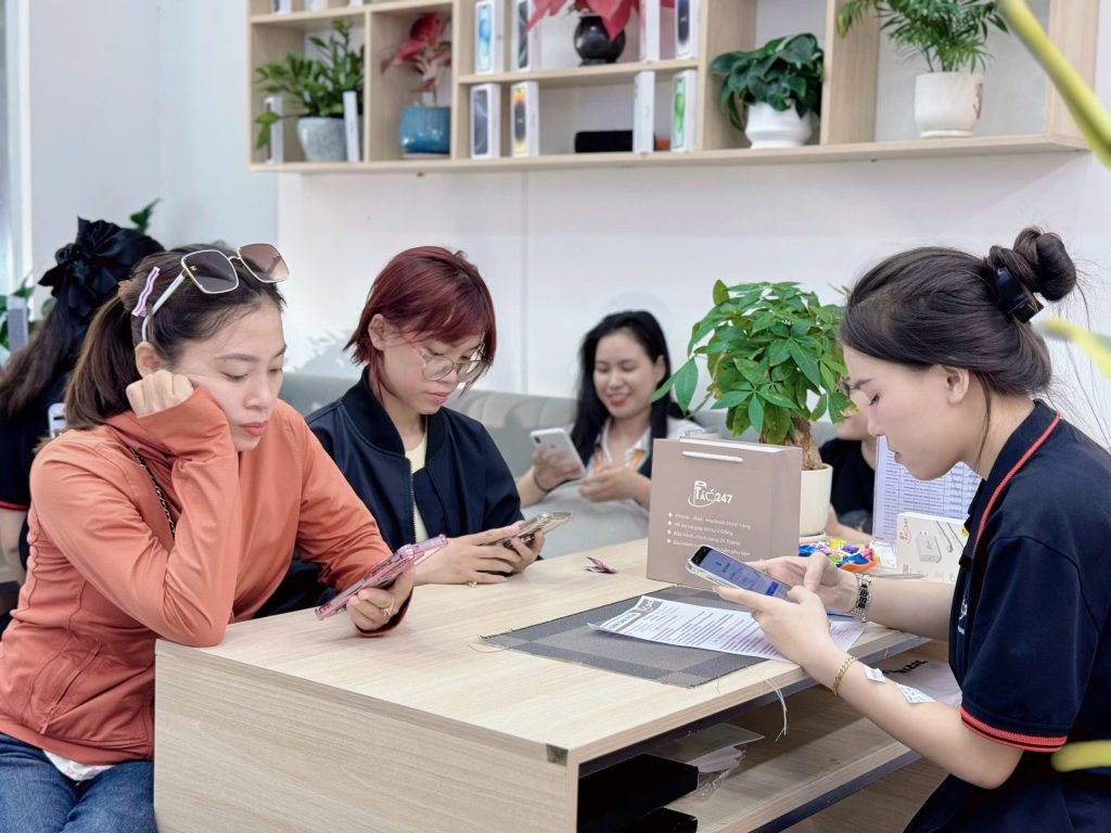 Nhân viên Táo 247 tư vấn khách hàng mua iPhone 11 cũ zin tại Đà Nẵng – giá tốt, máy chuẩn, bảo hành dài hạn
