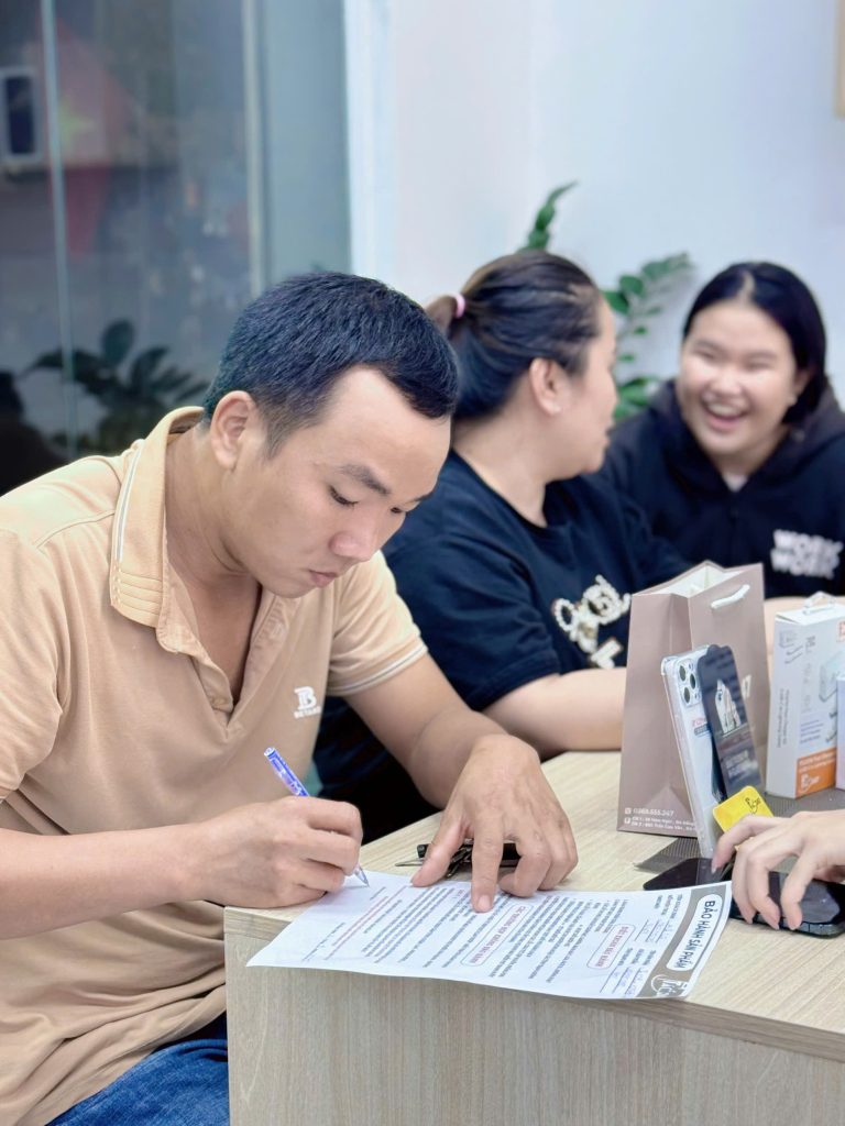 Khách hàng ký nhận mua iPhone cũ tại Táo 247 Đà Nẵng – cam kết máy zin, bảo hành 12 tháng