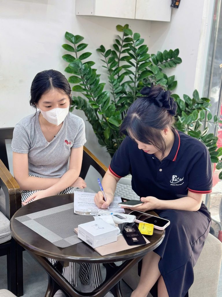 iphone-cu-xin-da-nang-tao247 (22) Nhân viên Táo 247 hỗ trợ khách hàng làm thủ tục mua iPhone cũ tại Đà Nẵng - máy zin, phụ kiện đầy đủ, dịch vụ chuyên nghiệp